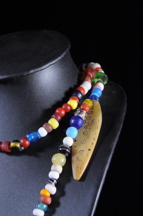 Collier pendentif plaquettes en os de chameau et verre - Sidamo - Ethiopie