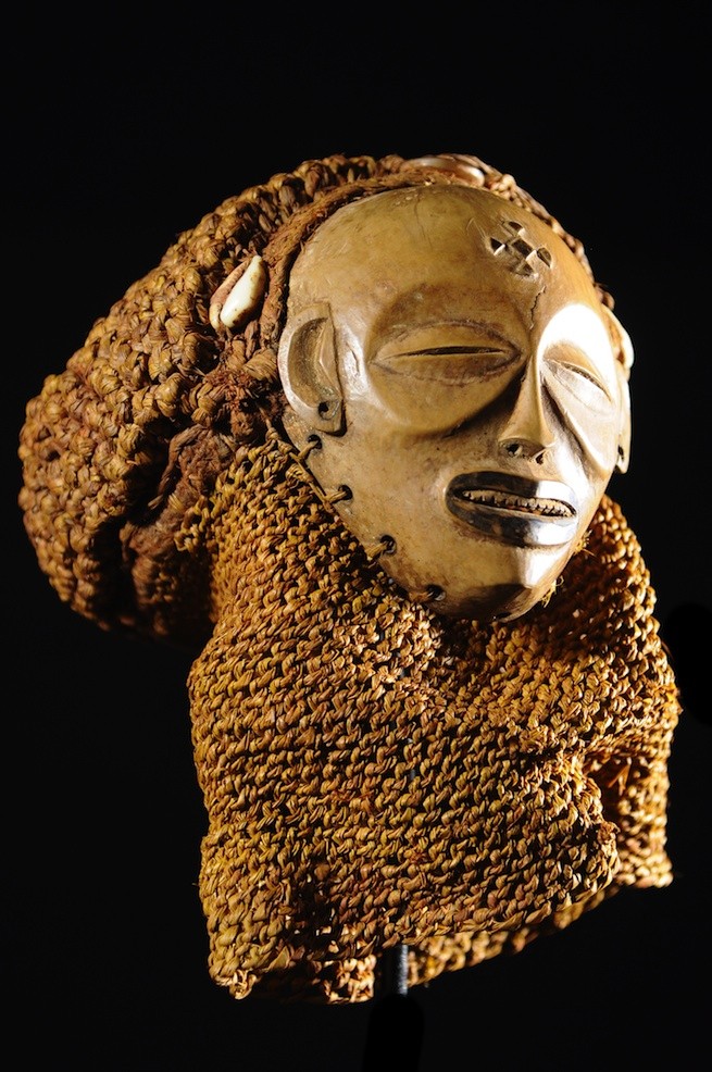 Masque Mwana Pwo de main - Chokwe / Tschokwe - Angola