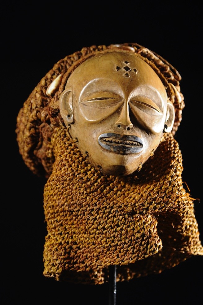 Masque Mwana Pwo de main - Chokwe / Tschokwe - Angola