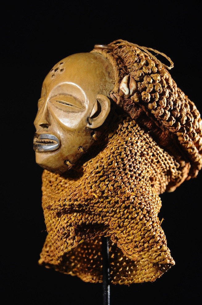 Masque Mwana Pwo de main - Chokwe / Tschokwe - Angola