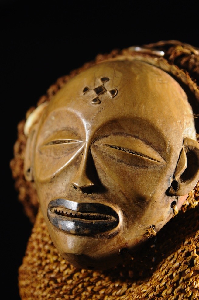 Masque Mwana Pwo de main - Chokwe / Tschokwe - Angola