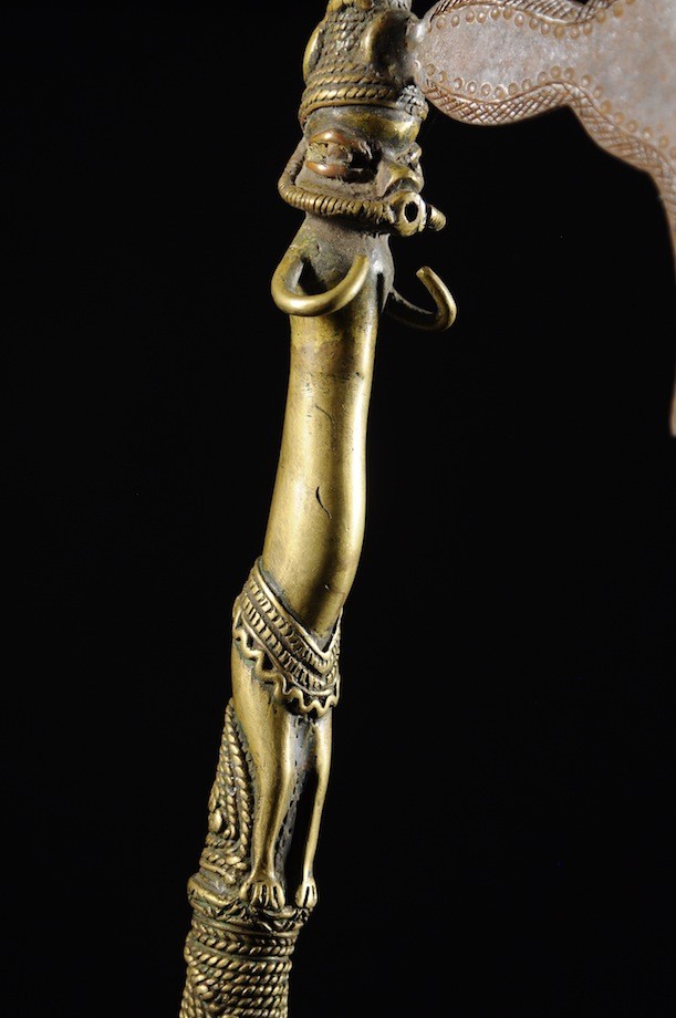 Hache Régalia en bronze - Bini - Nigéria