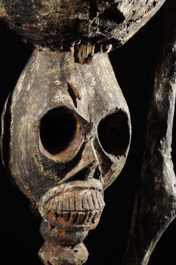 Autel avec caryatide  Squelette - Tiv - Nigeria