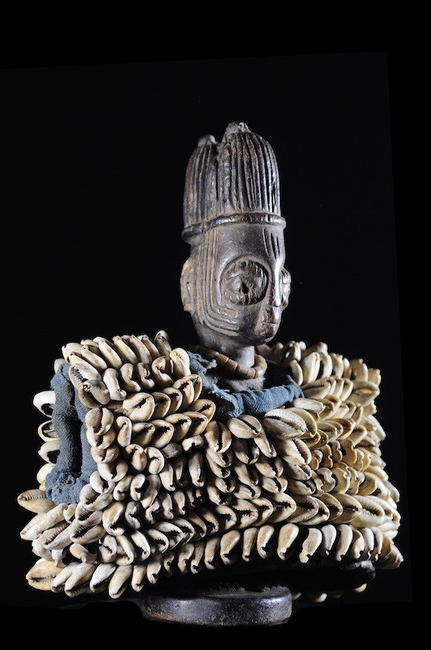 Jumeau Ibedji ou Ibeji et sa brassière en cauris - Yoruba - Nigeria