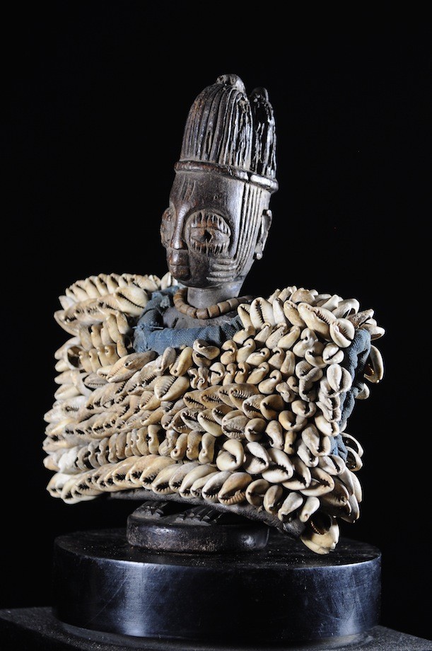 Jumeau Ibedji ou Ibeji et sa brassière en cauris - Yoruba - Nigeria