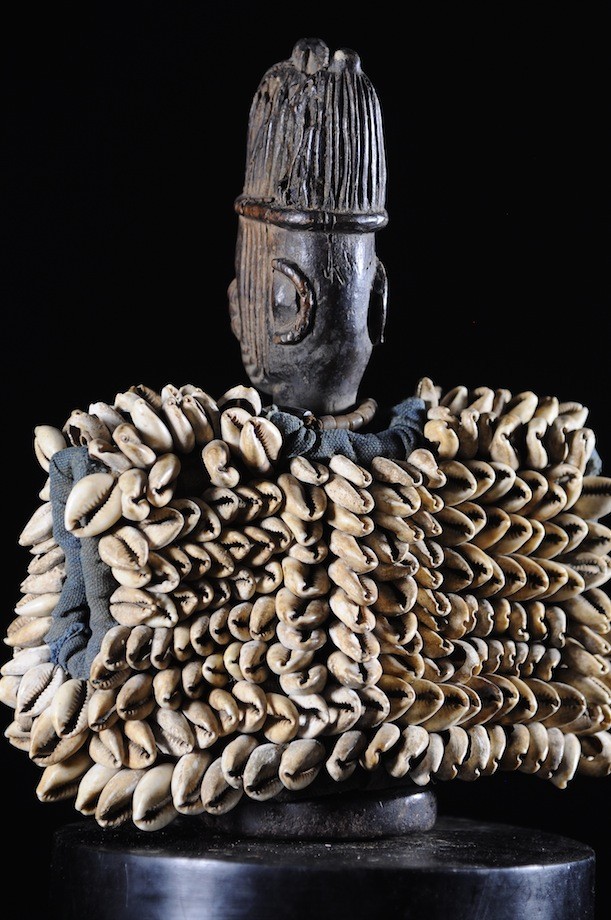 Jumeau Ibedji ou Ibeji et sa brassière en cauris - Yoruba - Nigeria