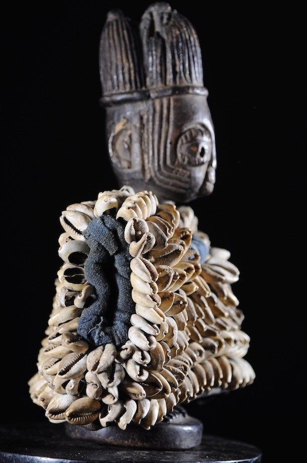 Jumeau Ibedji ou Ibeji et sa brassière en cauris - Yoruba - Nigeria
