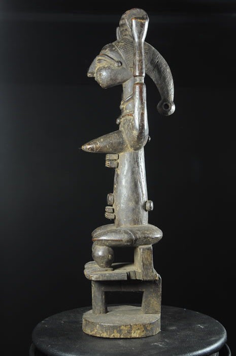 Statue de reine portant un tonneau - Attie - Côte d'Ivoire