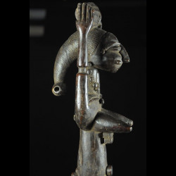 Statue de reine portant un tonneau - Attie - Côte d'Ivoire