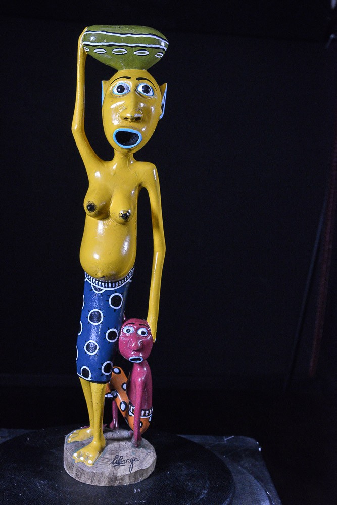 Sculpture Shetani Femme Jaune Et Enfant Rouge - Lilanga - Makonde