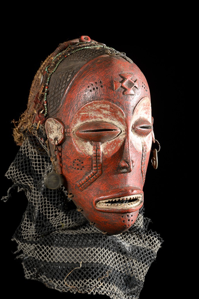 Masque Mwana Pwo Rouge - Chokwe / Tschokwe - Angola