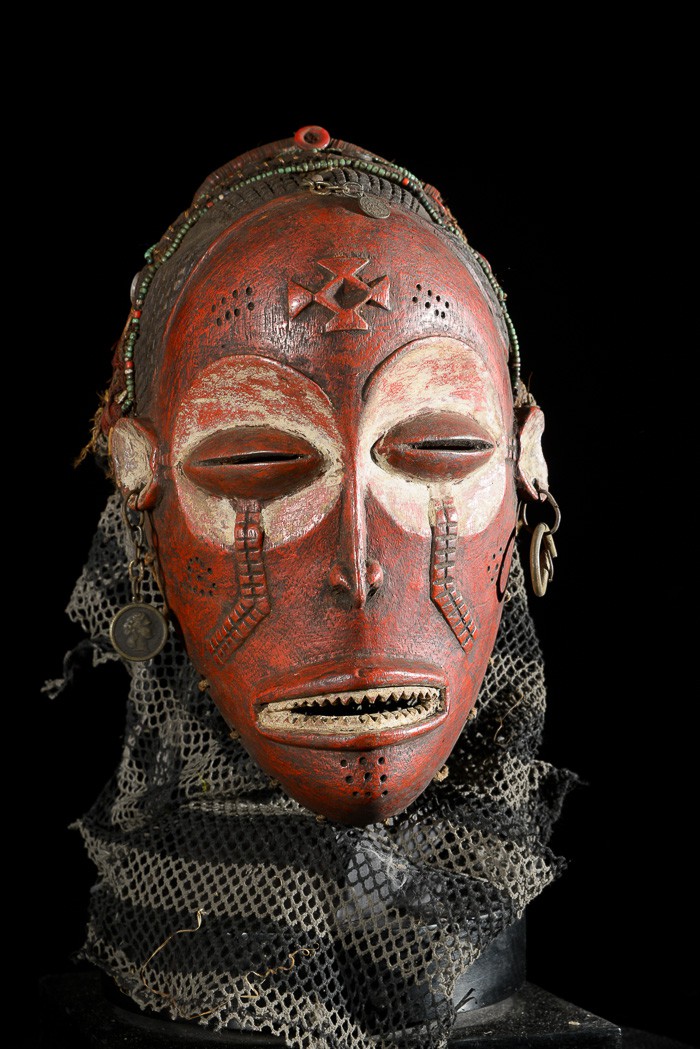 Masque Mwana Pwo Rouge - Chokwe / Tschokwe - Angola