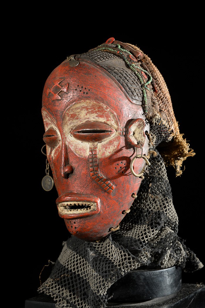 Masque Mwana Pwo Rouge - Chokwe / Tschokwe - Angola