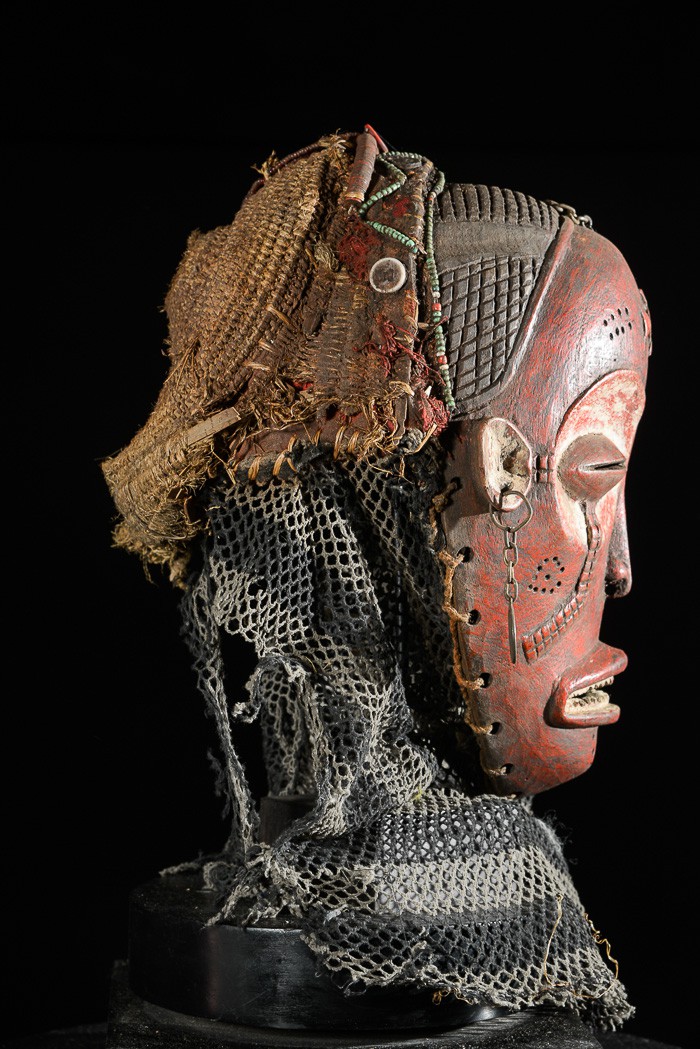 Masque Mwana Pwo Rouge - Chokwe / Tschokwe - Angola