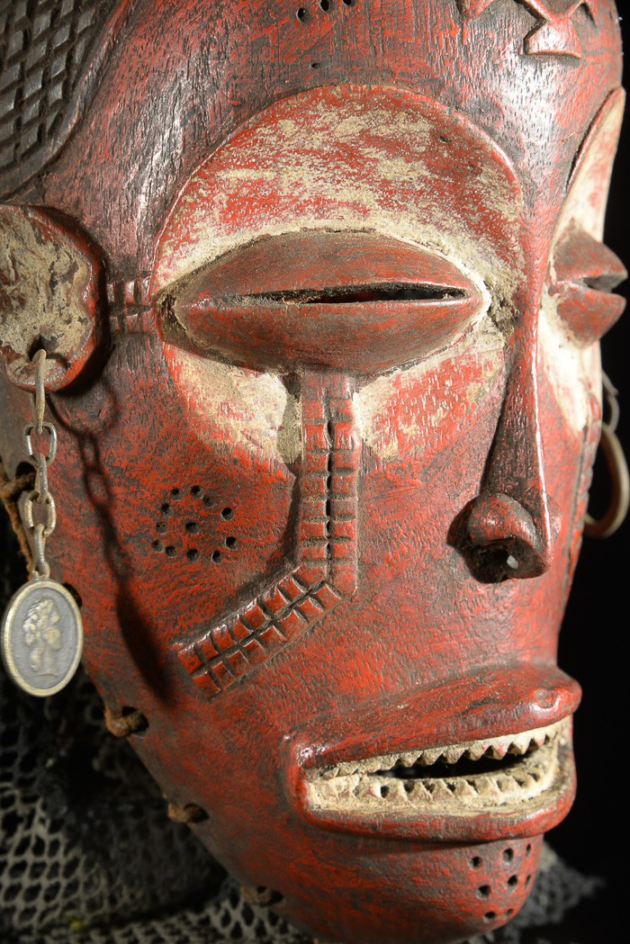 Masque Mwana Pwo Rouge - Chokwe / Tschokwe - Angola