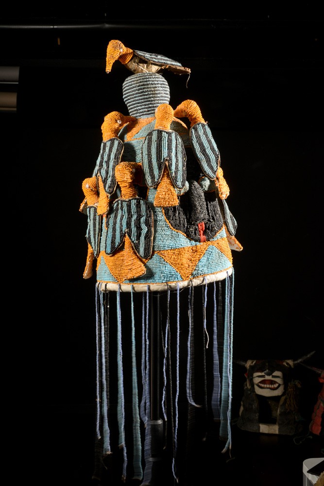 Coiffe Ade ou Adenla avec rideau de perles - Yoruba - Nigeria