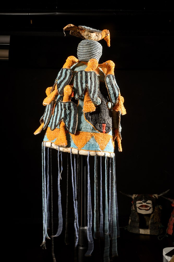 Coiffe Ade ou Adenla avec rideau de perles - Yoruba - Nigeria
