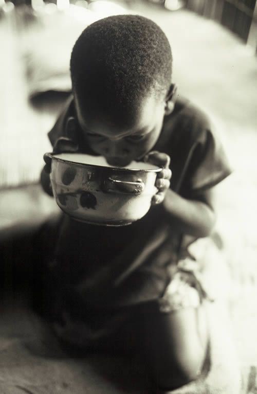 Alain Chatenet - Tirage photo numerote signe - Enfant buvant